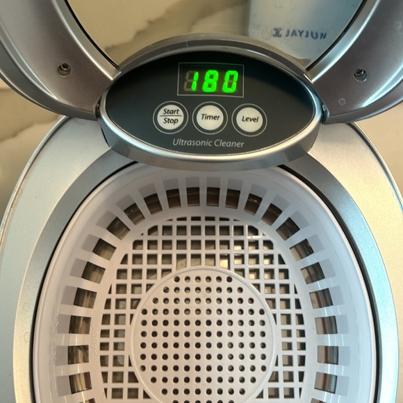 Brookstone Ultrasonic Jewelry Cleaner and DVD Cleaner. Like New Condition. - Picture 4 of 5